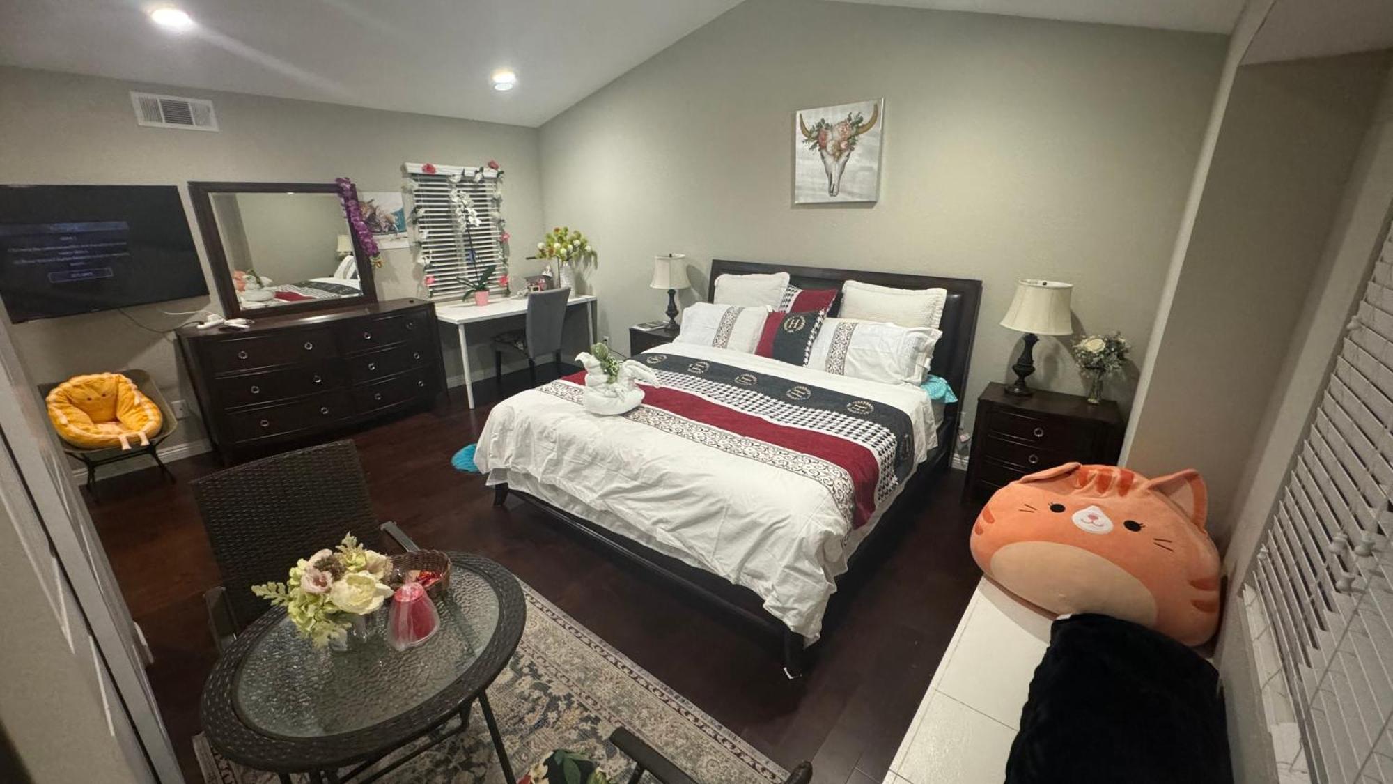 King Bed Big Room Чино-Хилс Экстерьер фото