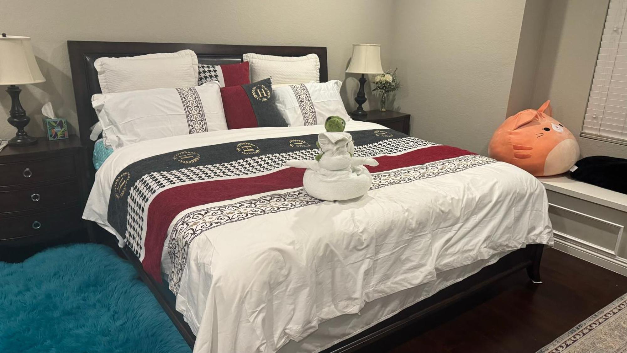 King Bed Big Room Чино-Хилс Экстерьер фото