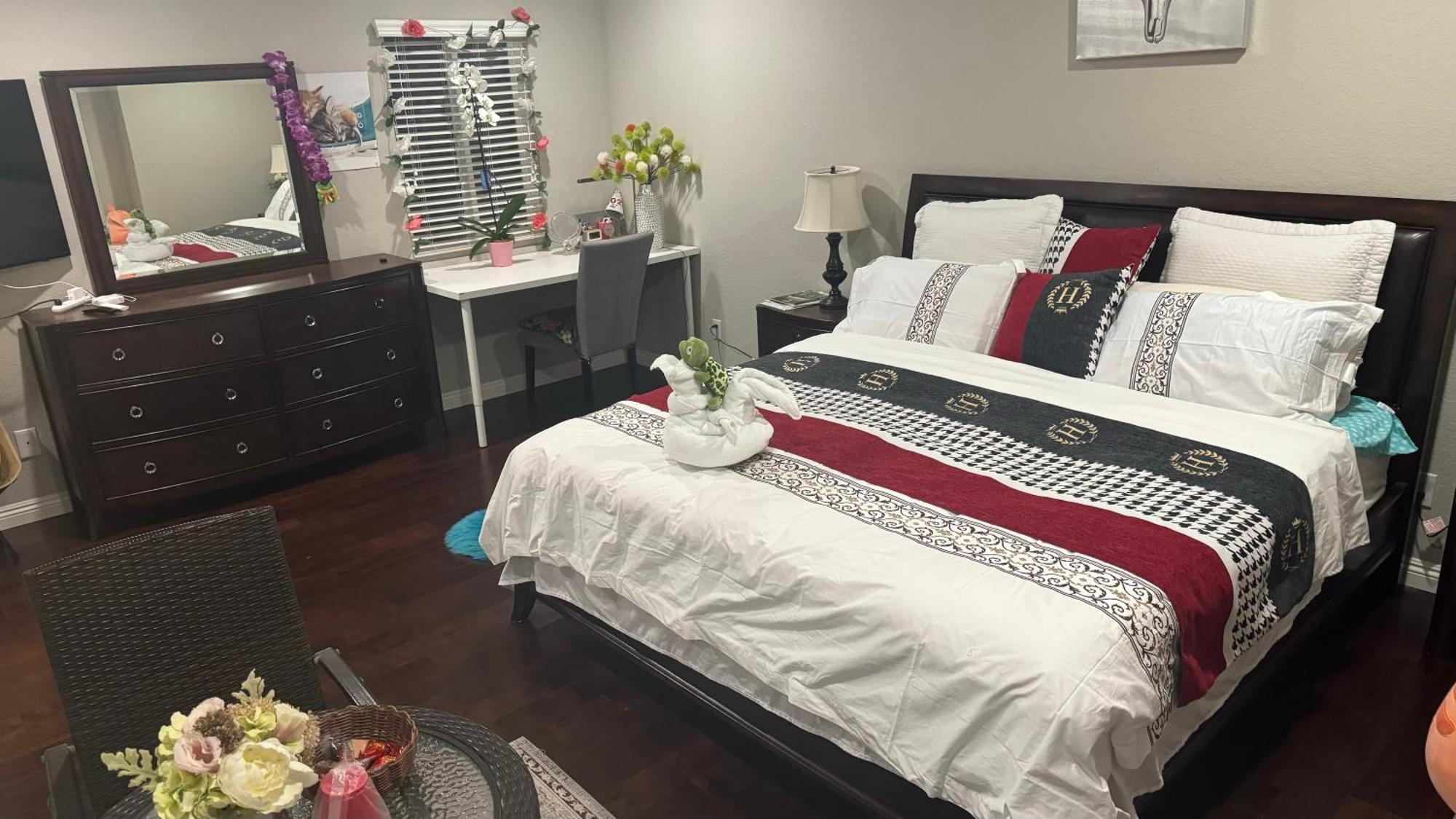 King Bed Big Room Чино-Хилс Экстерьер фото
