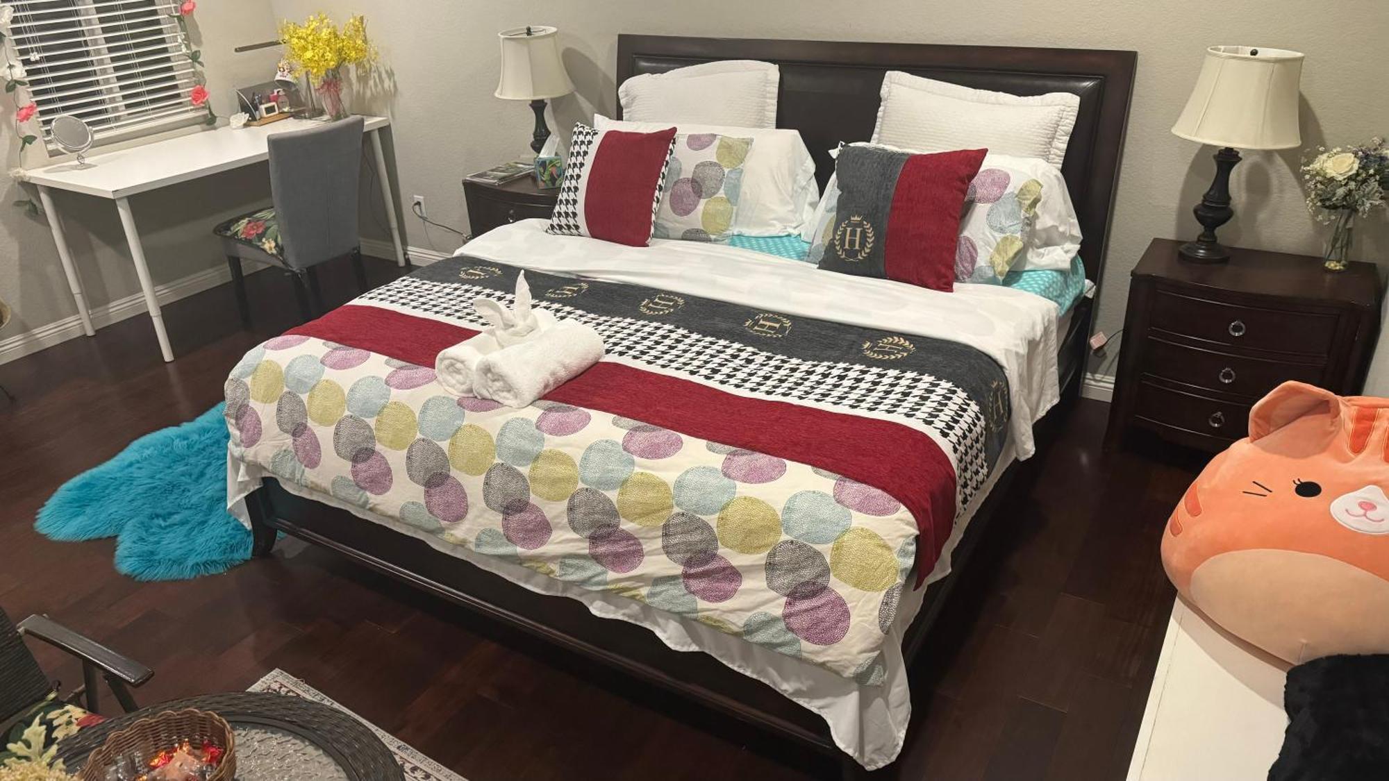 King Bed Big Room Чино-Хилс Экстерьер фото