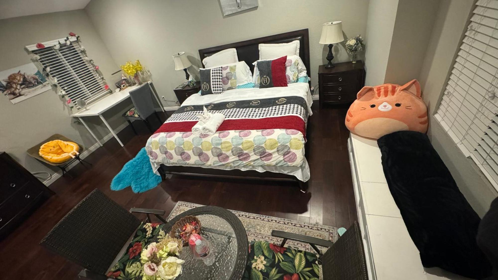 King Bed Big Room Чино-Хилс Экстерьер фото