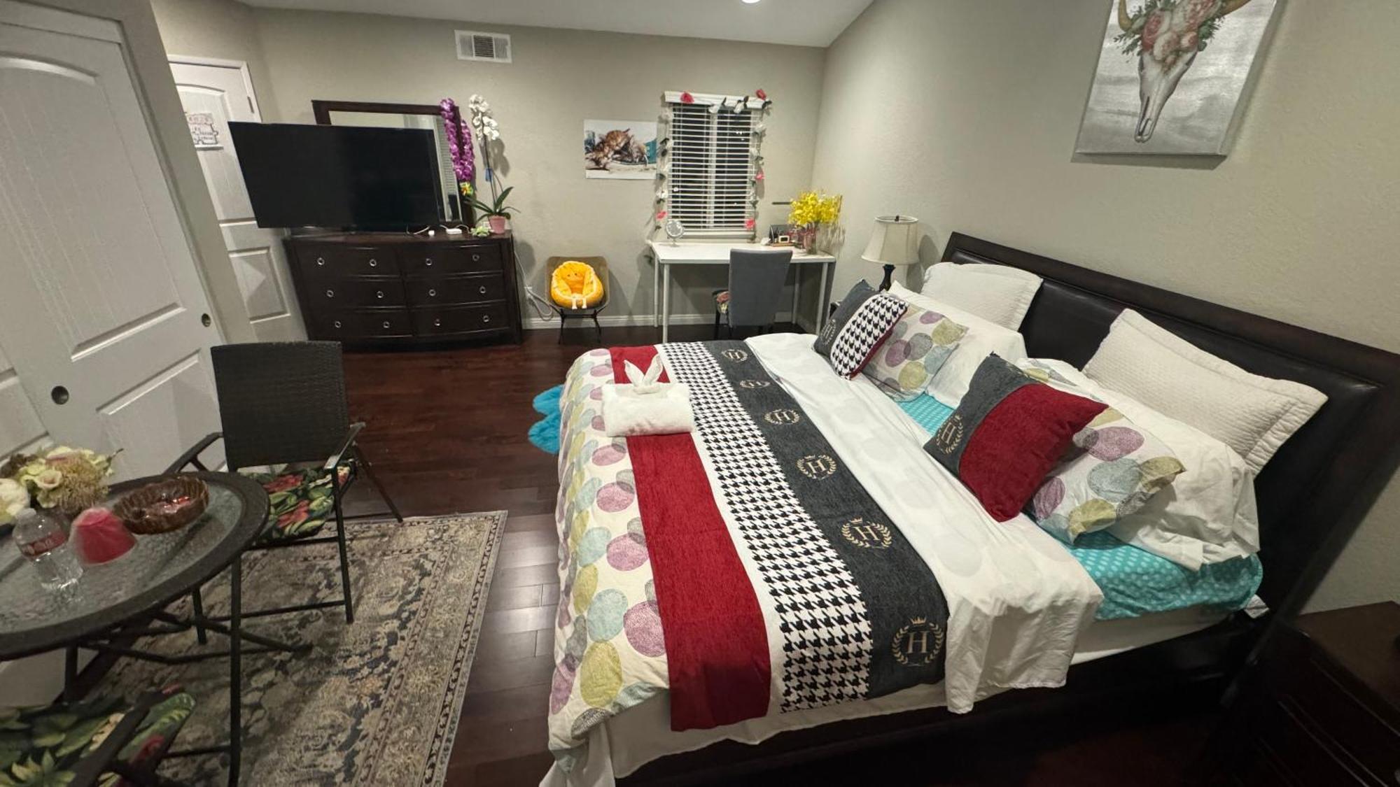 King Bed Big Room Чино-Хилс Экстерьер фото