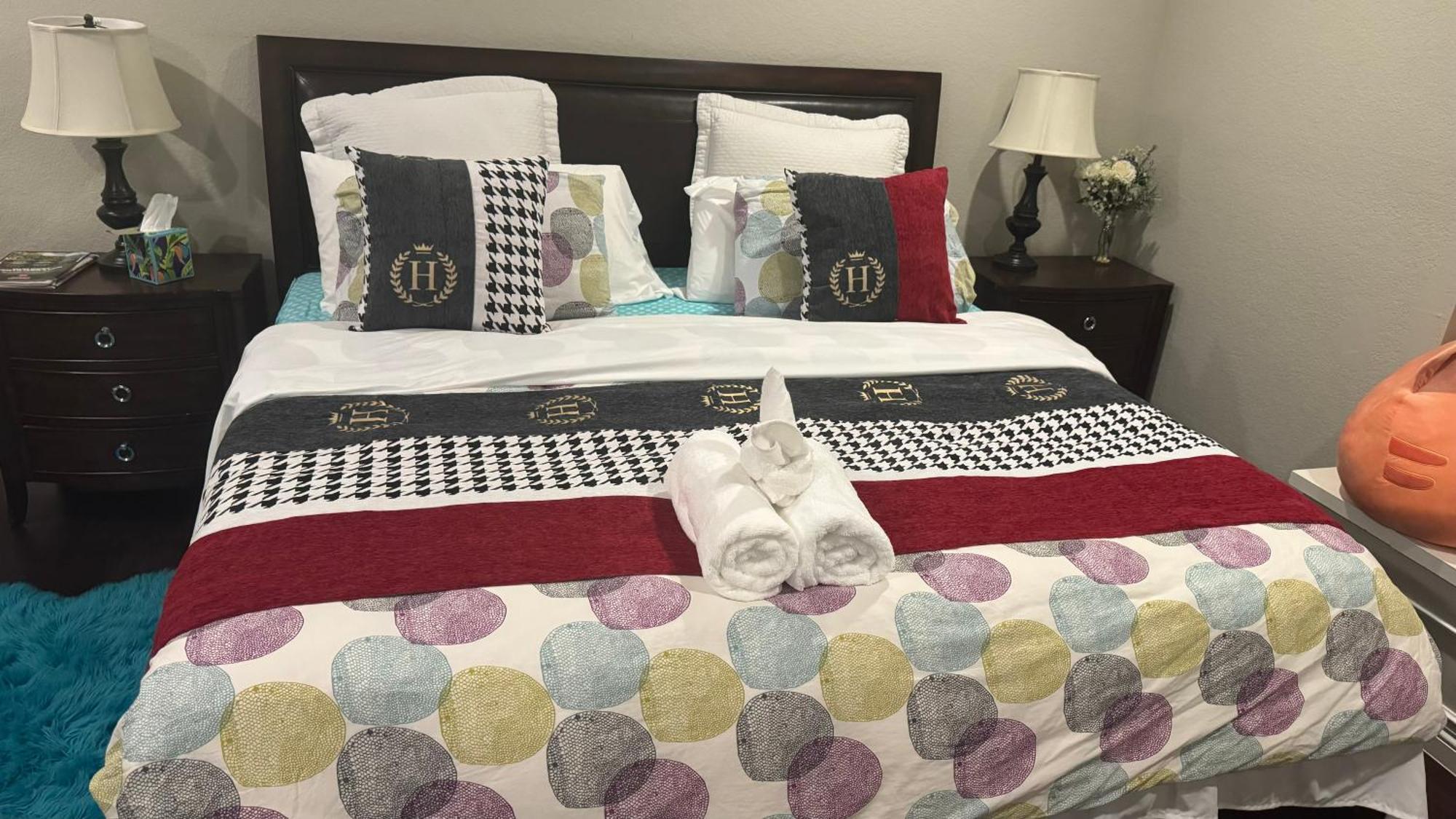 King Bed Big Room Чино-Хилс Экстерьер фото