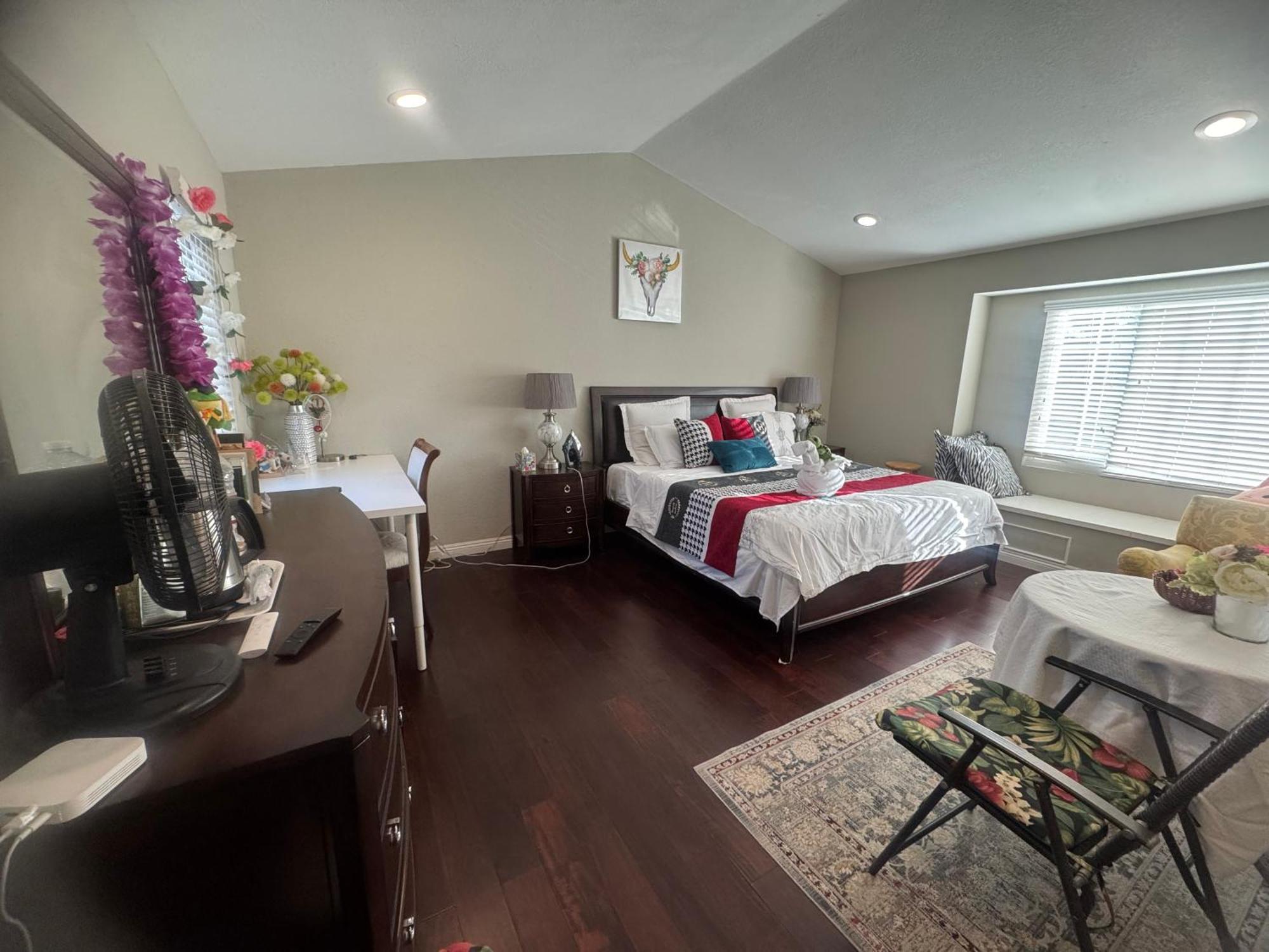 King Bed Big Room Чино-Хилс Экстерьер фото